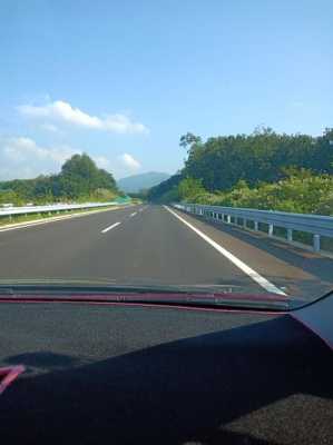 开车在高速路的美景（高速路上的美景图片）